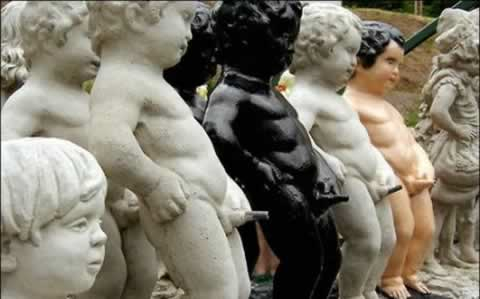 peeing statues